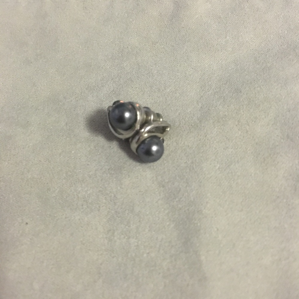 Faux pearl earrings - Picture 2 of 6